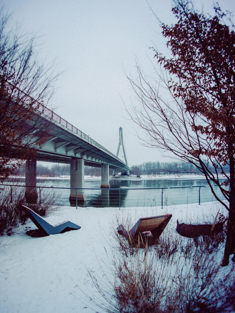 A beautiful winter scenery near the Swietokrzyski bridge in Warsaw. Photo taken with the Sony A6000 in 2026.