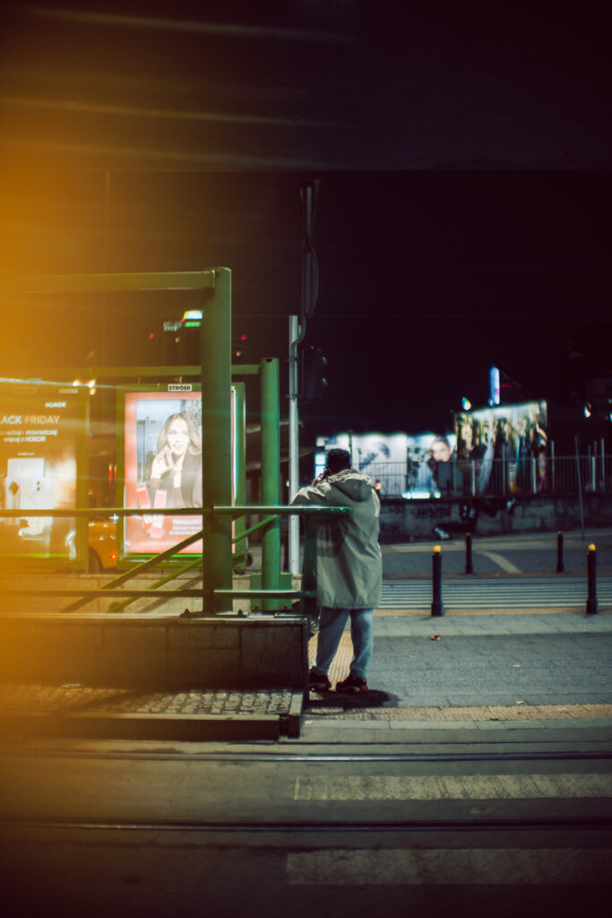 A side blur effect thanks to F0.95 aperture.