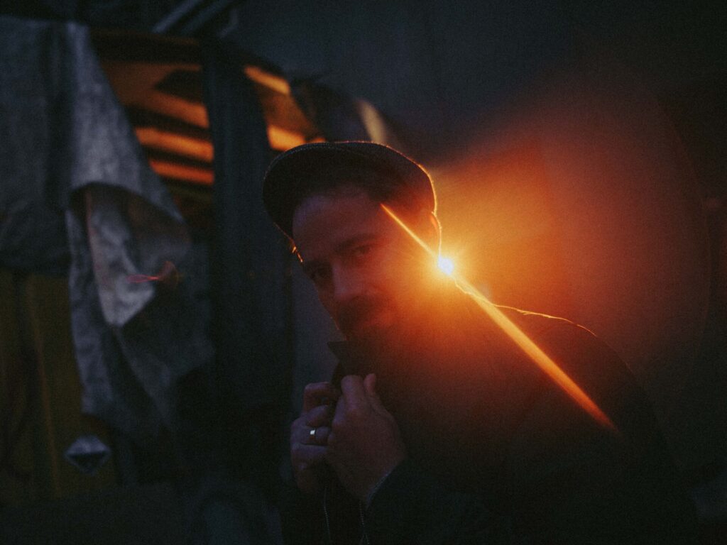 A movie-like closeup with a nice flare behind the model.